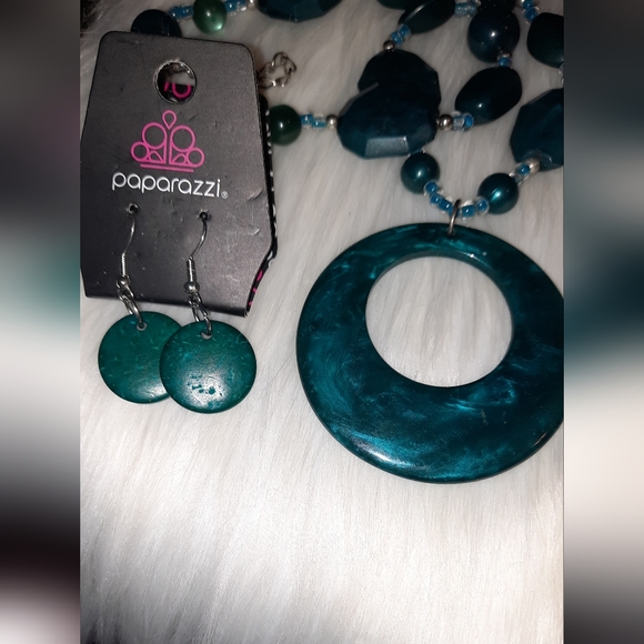 Statement acrylic necklace with adjustable chain plus bonus earrings - Picture 7 of 8